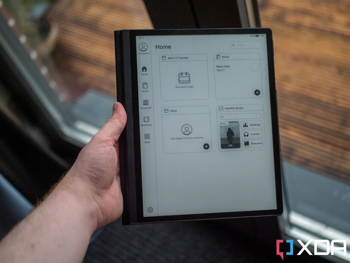 Máy tính bảng Huawei MatePad Paper đặt trên bàn