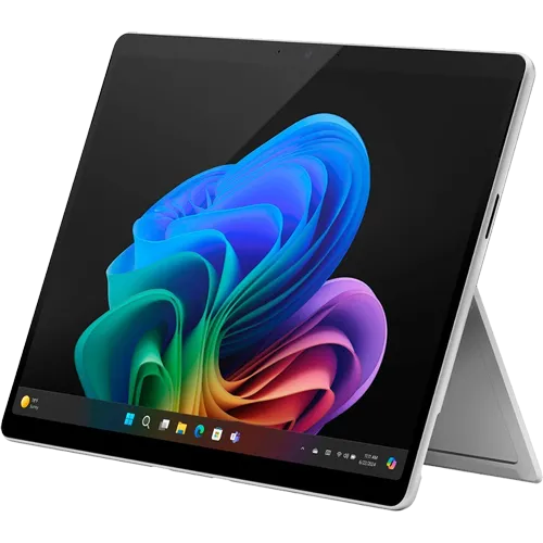 Máy tính bảng Microsoft Surface Pro 11 màu bạch kim, gắn kèm bàn phím Type Cover màu xám, hiển thị giao diện Windows 11 và biểu tượng Copilot.