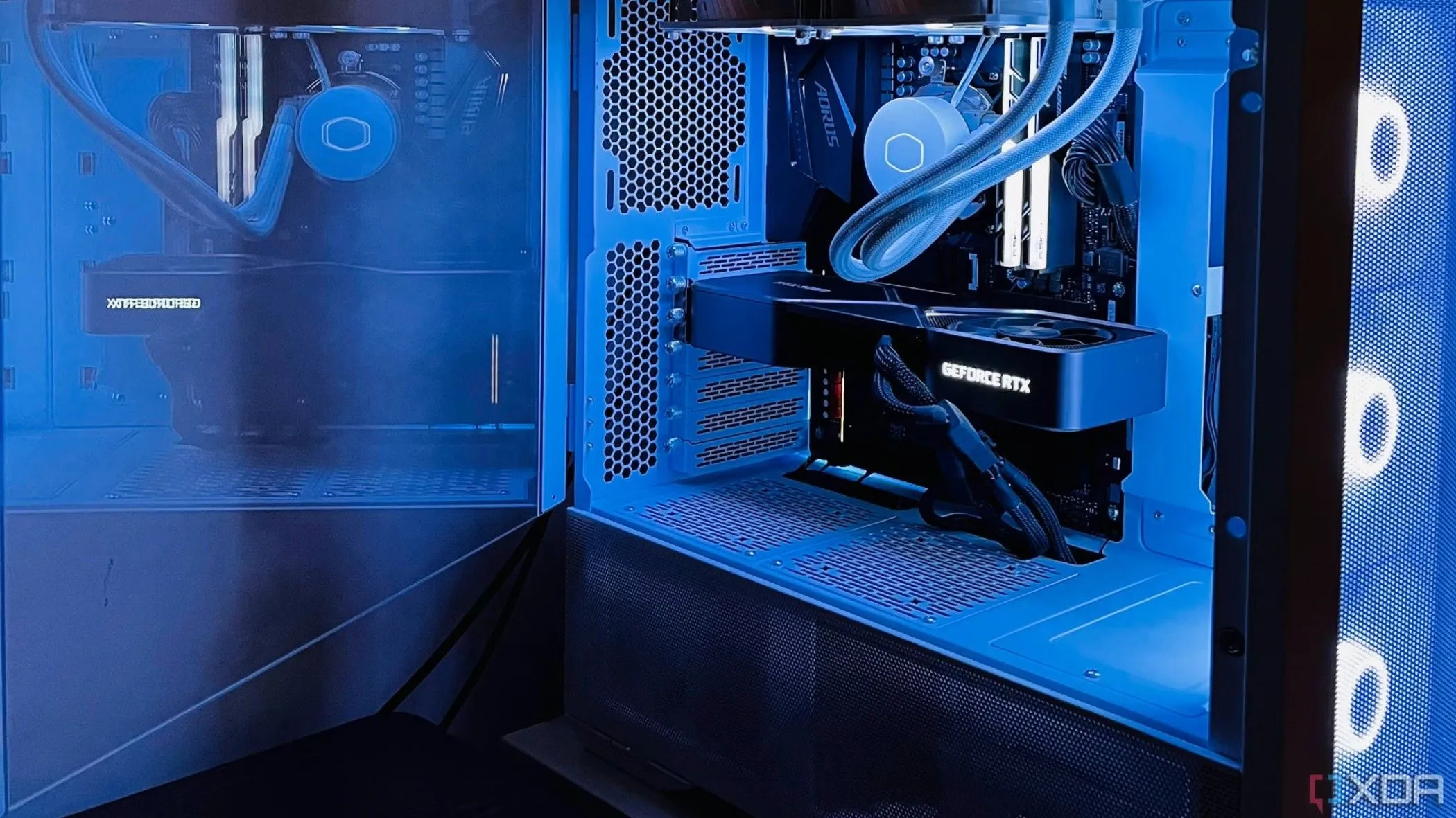 Máy tính chơi game cấu hình cao với card đồ họa RTX 3080 và CPU Ryzen 7 5700X