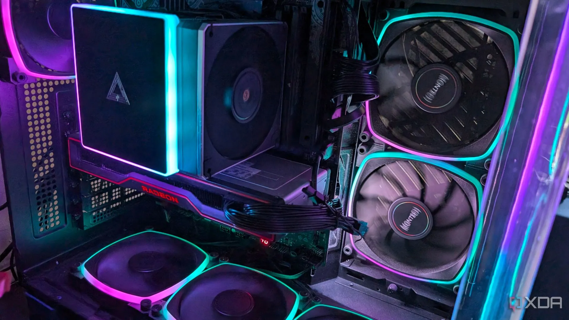 Máy tính chơi game đèn RGB với card đồ họa AMD