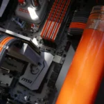 Máy tính PC được tản nhiệt nước và trang bị cáp custom giúp hệ thống dây gọn gàng, tăng tính thẩm mỹ