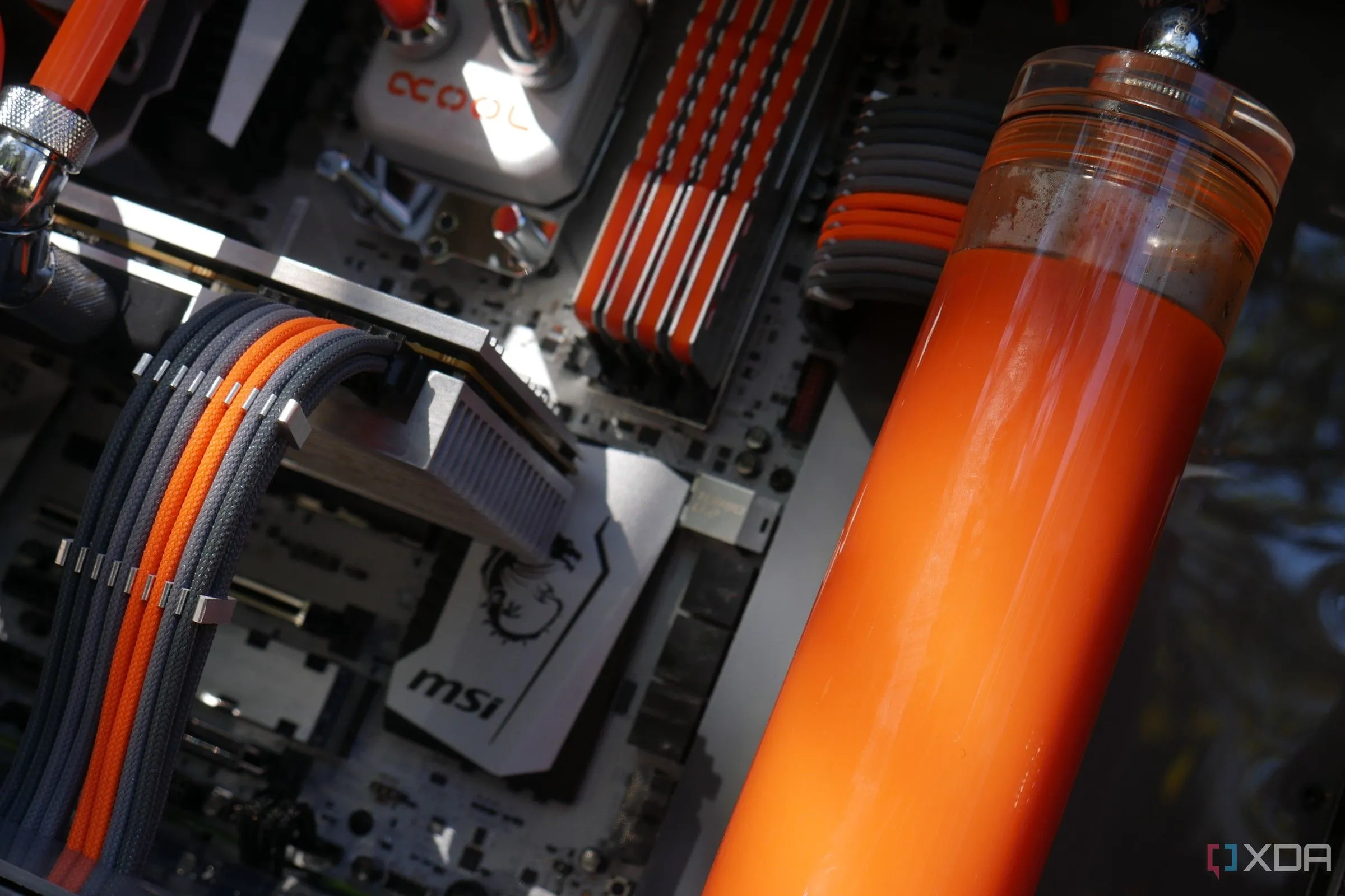Máy tính PC được tản nhiệt nước và trang bị cáp custom giúp hệ thống dây gọn gàng, tăng tính thẩm mỹ