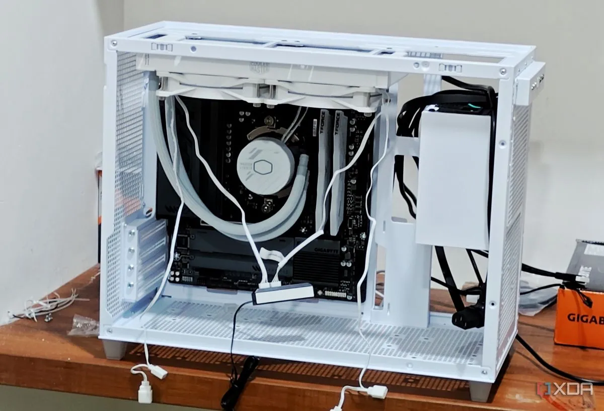 Máy tính PC Mini-ITX đang được lắp ráp bên trong case Asus Prime AP201 màu trắng, minh họa khả năng thay thế linh kiện dễ dàng