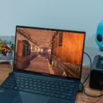 Máy tính xách tay Asus Zenbook 14 OLED kết nối với card đồ họa rời eGPU Khadas Mind Graphics đang chạy game.