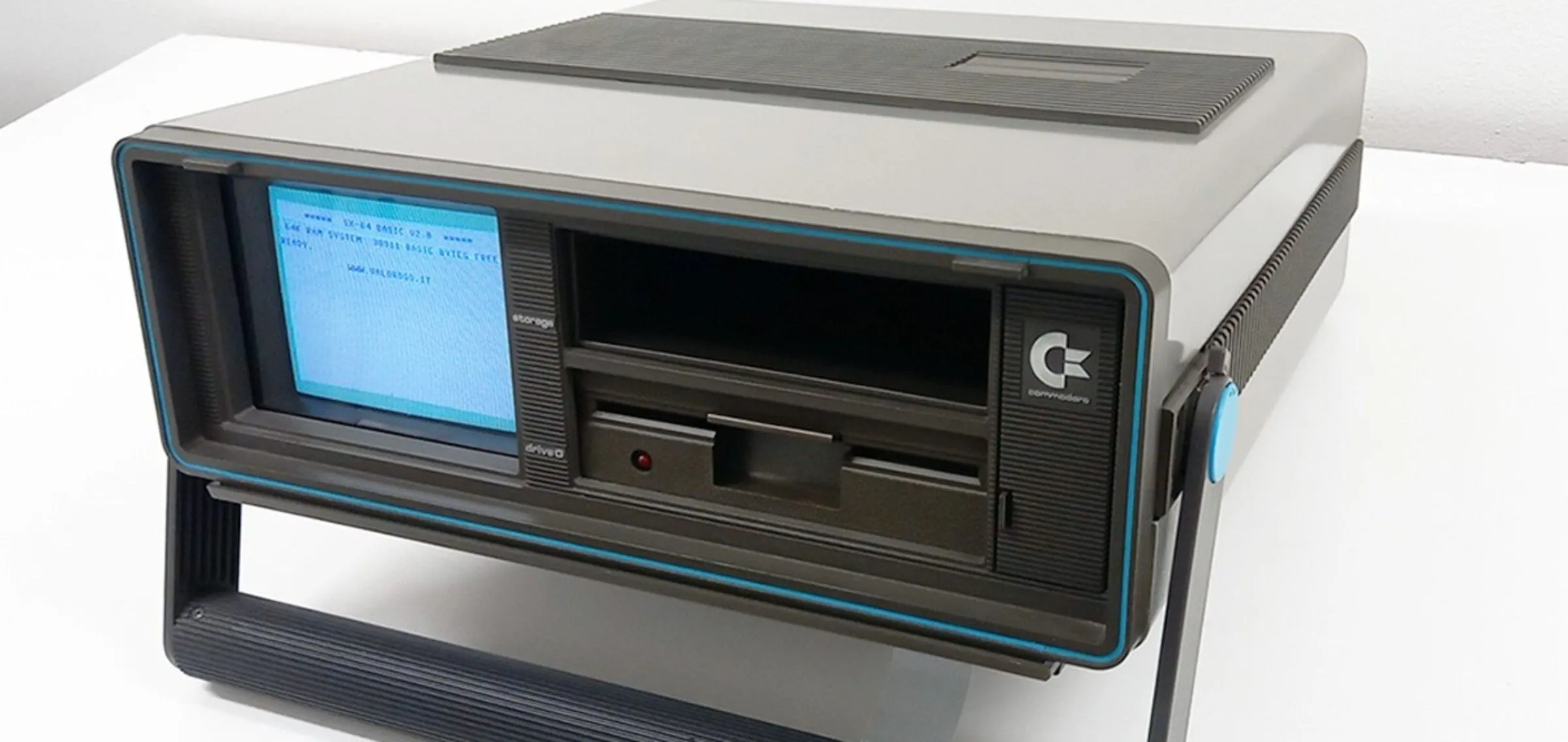 máy tính xách tay Commodore SX-64 với màn hình màu