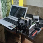 Máy tính xách tay đặt cạnh máy chủ PC, tượng trưng cho việc cô lập thiết bị NAS khi phát hiện sự cố.