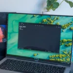 Máy tính xách tay Windows 11 24H2 hiển thị ứng dụng Notepad với giao diện và biểu tượng Copilot