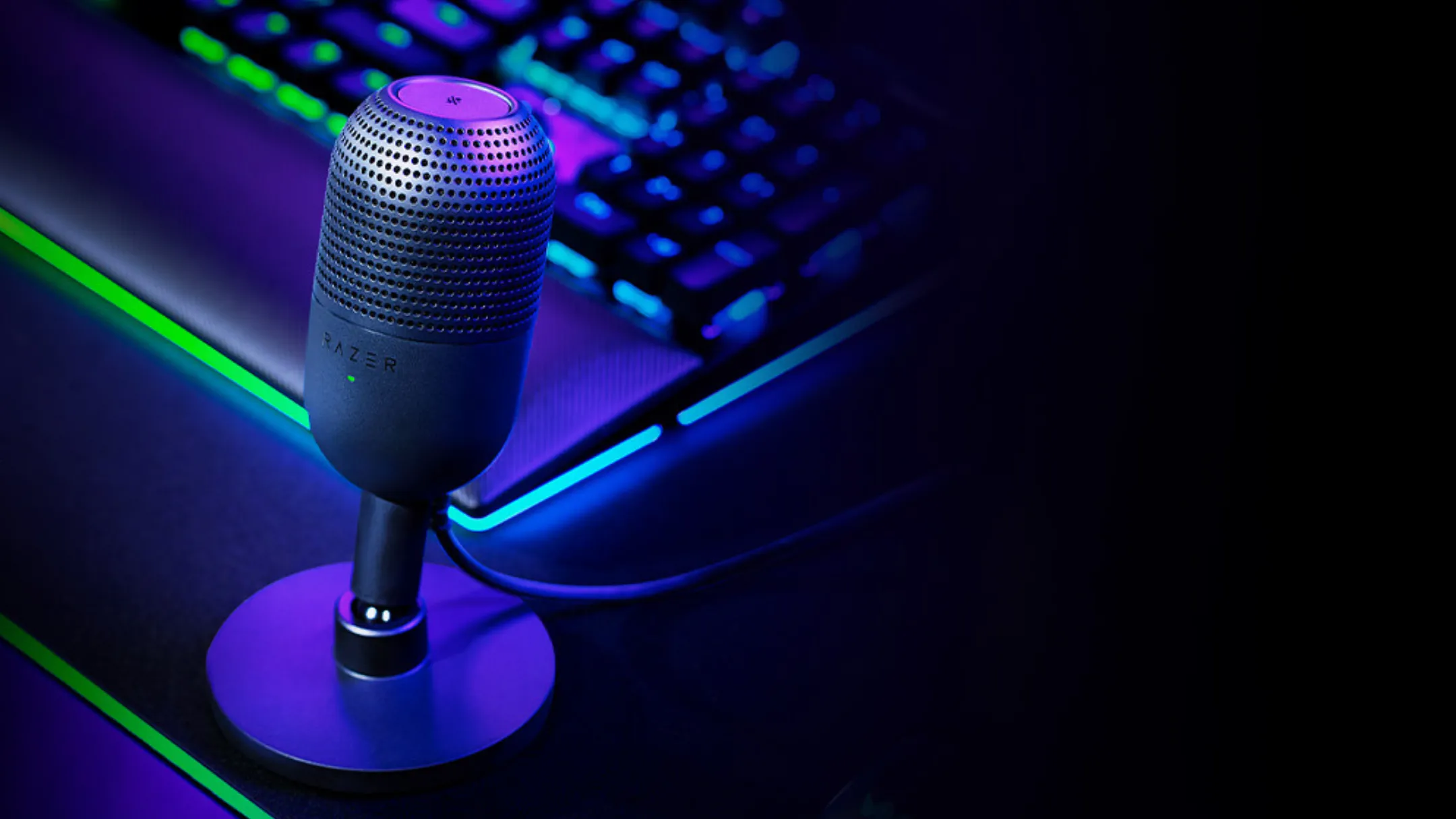 Micro Razer Seiren V3 Mini trên bàn làm việc cùng bàn phím gaming