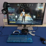 Mini PC Intel N100 với màn hình hiển thị trò chơi nặng, minh họa giới hạn hiệu năng cho các tác vụ đòi hỏi CPU cao.