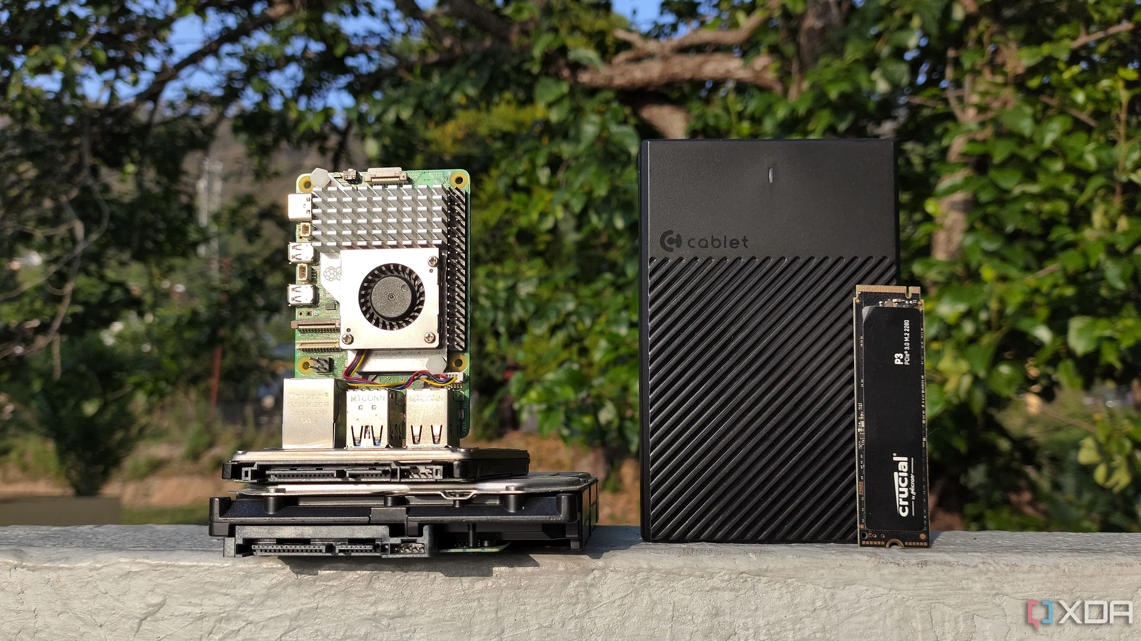 Một bo mạch Raspberry Pi được lắp đặt cùng các ổ đĩa lưu trữ, biểu tượng cho quá trình phục hồi dữ liệu NAS.