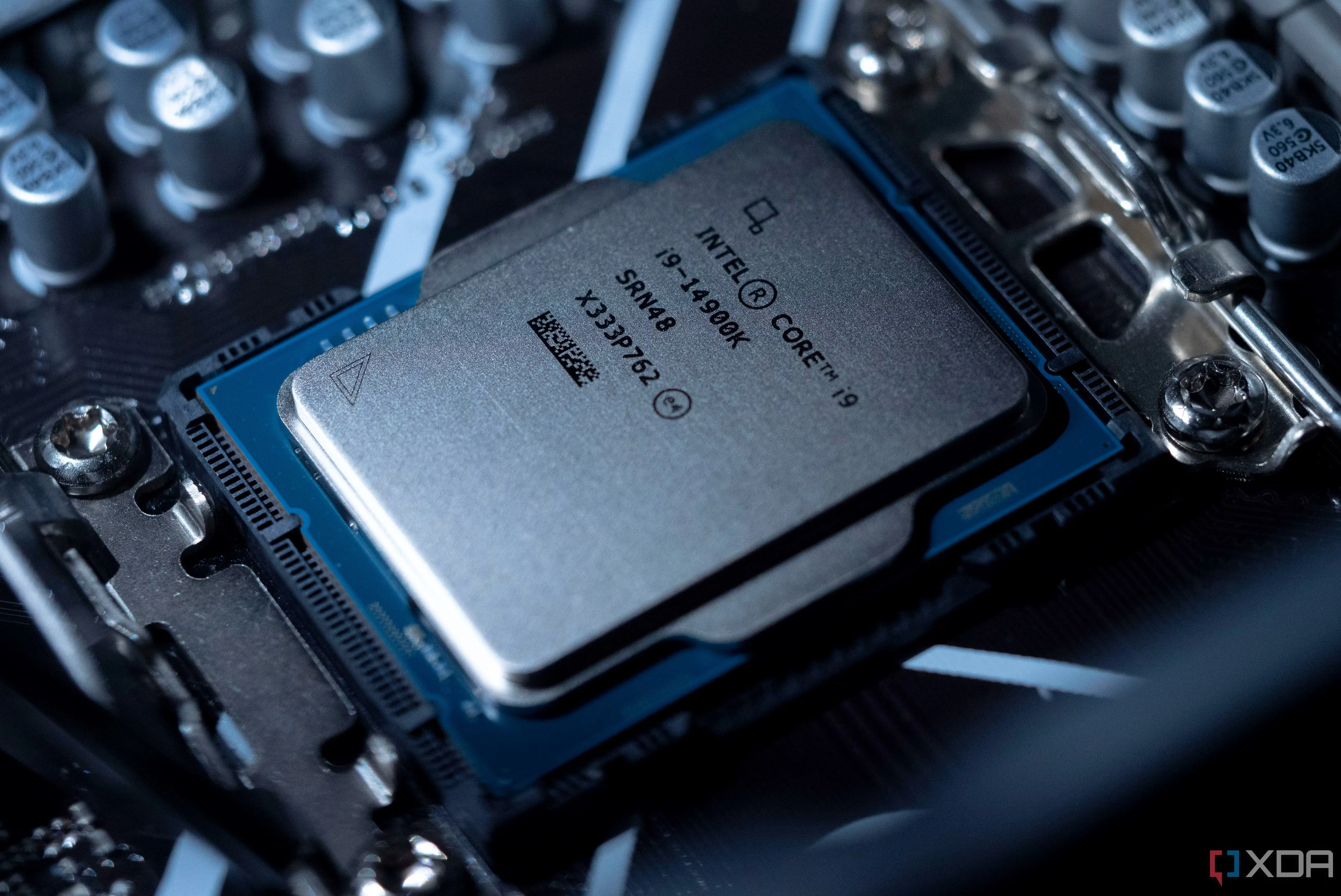 Một bộ vi xử lý Intel Core i9-14900K đặt trong socket trên bo mạch chủ, đại diện cho kiến trúc x86 và những vấn đề về danh tiếng mà Intel đang phải đối mặt.
