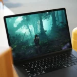 Một cảnh game đồ họa phức tạp đang hiển thị trên màn hình MacBook Pro M3 Max, cho thấy hiệu năng xử lý của chip Arm kết hợp với khả năng tiết kiệm điện vượt trội.