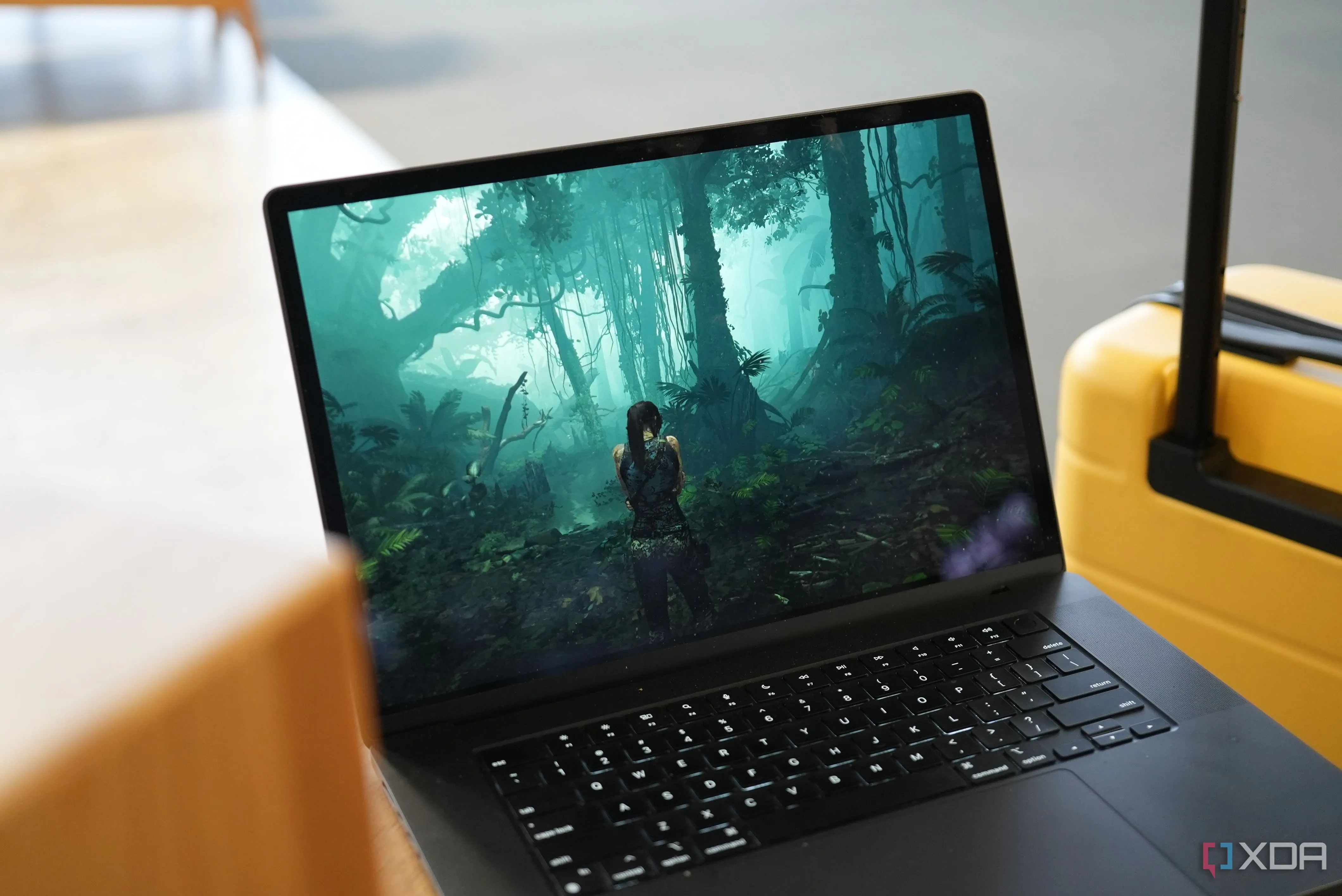 Một cảnh game đồ họa phức tạp đang hiển thị trên màn hình MacBook Pro M3 Max, cho thấy hiệu năng xử lý của chip Arm kết hợp với khả năng tiết kiệm điện vượt trội.
