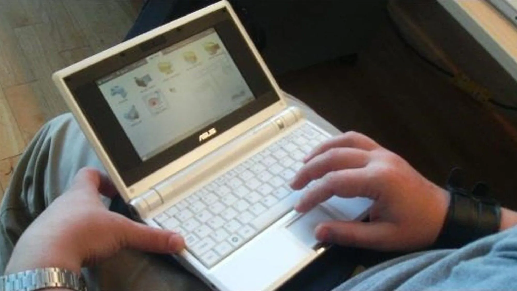 Một chiếc netbook giá rẻ, minh họa lý do lợi nhuận thấp cho các nhà sản xuất