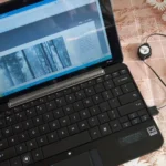 Một chiếc Netbook với màn hình nhỏ và bàn phím chật chội, minh họa hiệu suất hạn chế