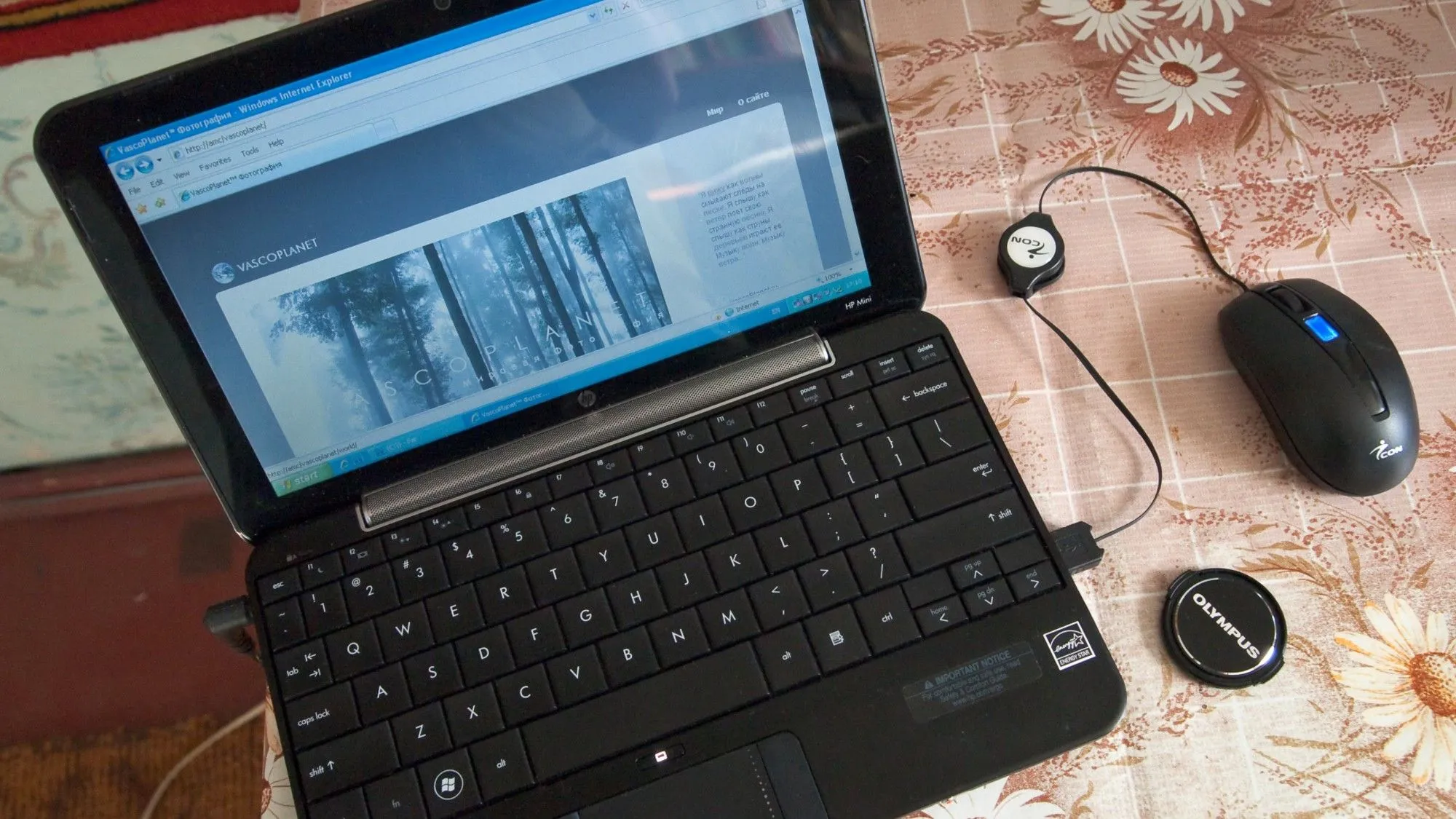 Một chiếc Netbook với màn hình nhỏ và bàn phím chật chội, minh họa hiệu suất hạn chế