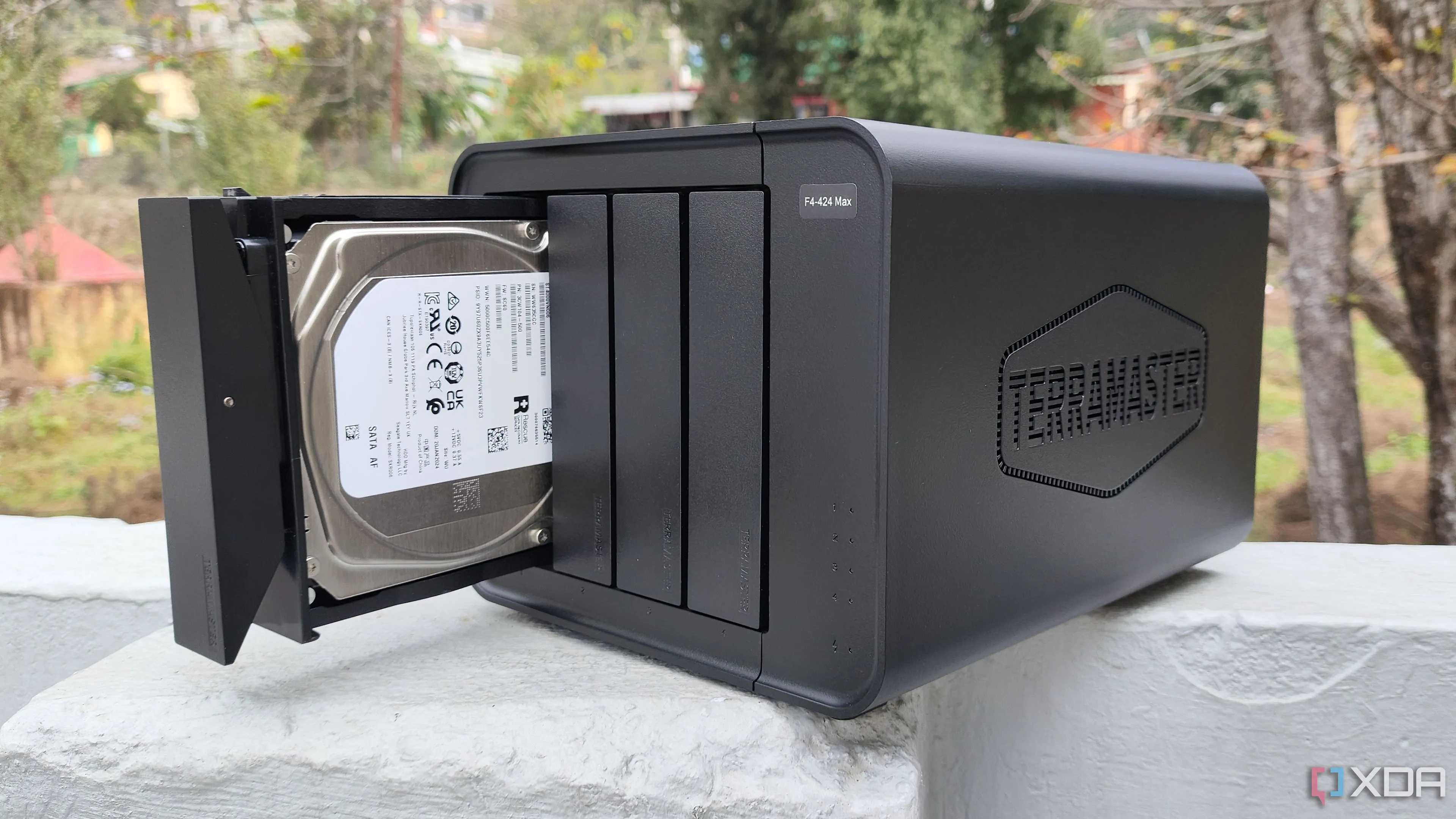 Một người đang cầm thiết bị NAS TerraMaster, biểu tượng cho việc sao lưu dữ liệu quan trọng trong home lab
