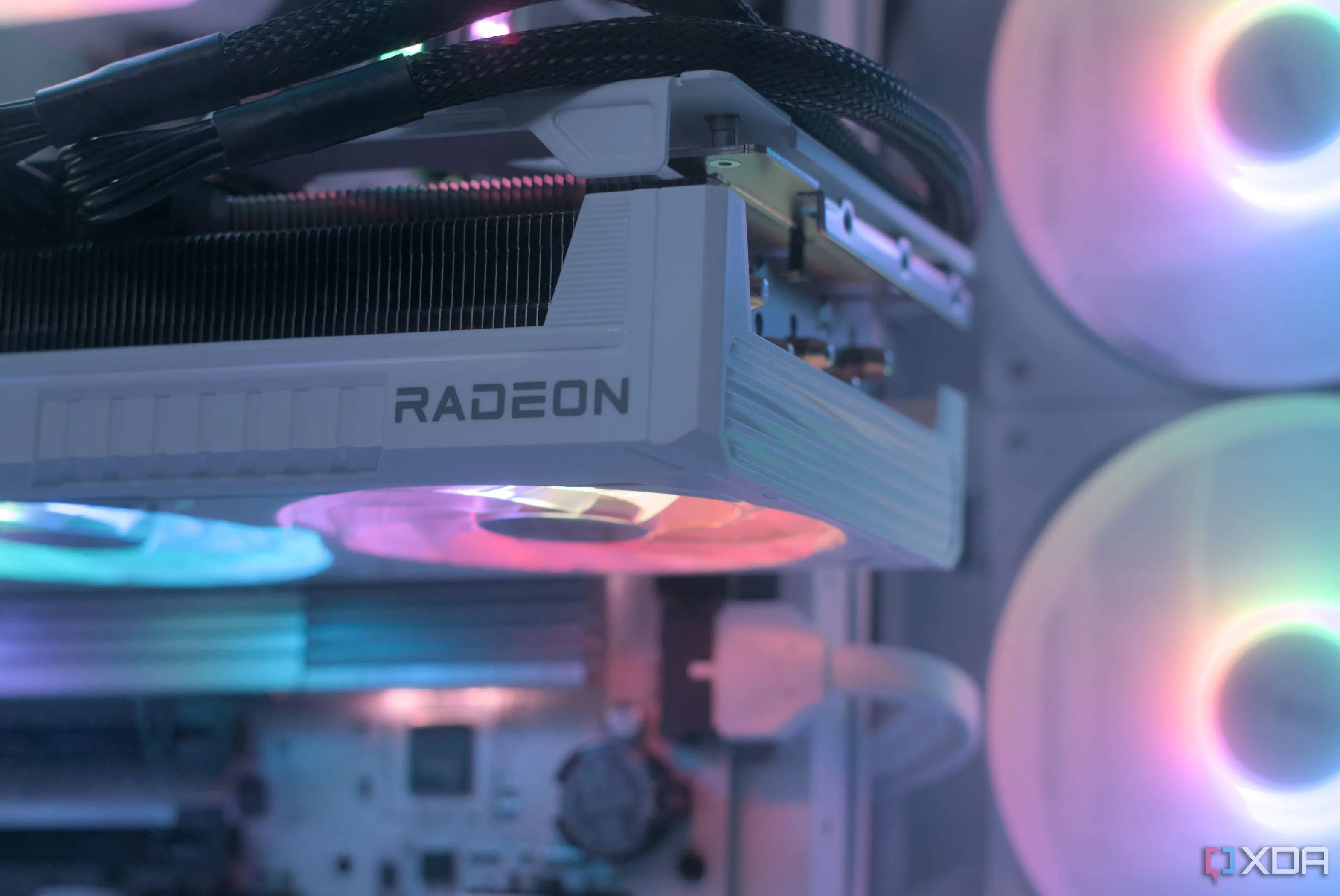 Một phần cạnh của card đồ họa trong máy tính gaming với tản nhiệt