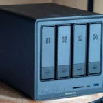 NAS Ugreen với bốn khay ổ đĩa và các cổng mặt trước