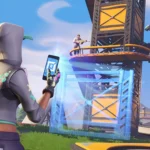 Người chơi nữ trong Fortnite cầm điện thoại chế độ Sáng tạo, xây dựng công trình gần tháp canh vàng, minh họa cách người dùng tạo nội dung game.