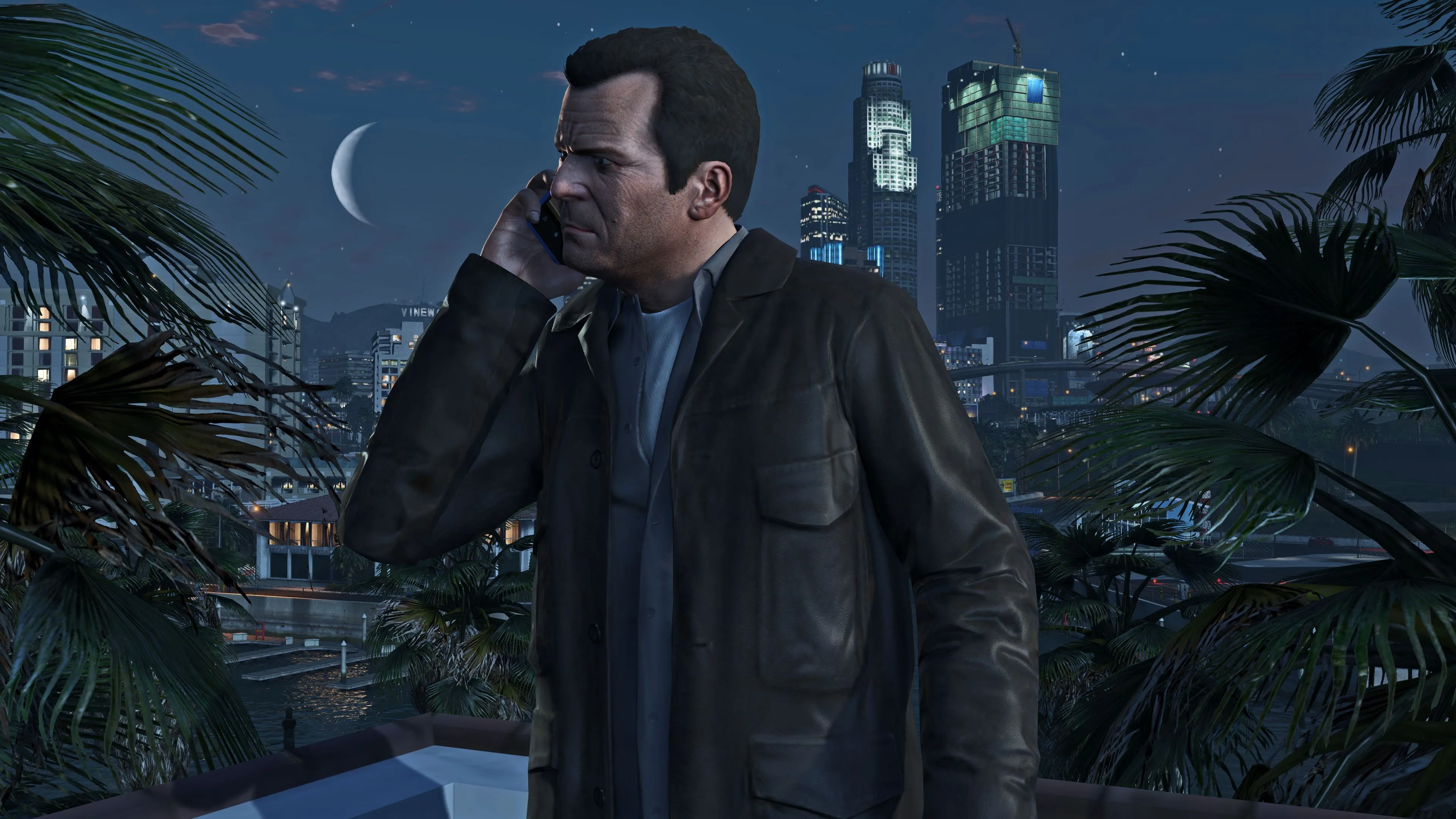 Người đàn ông nói chuyện điện thoại trong khung cảnh thành phố đêm trong Grand Theft Auto V, minh họa chi phí phát triển game AAA hiện đại.