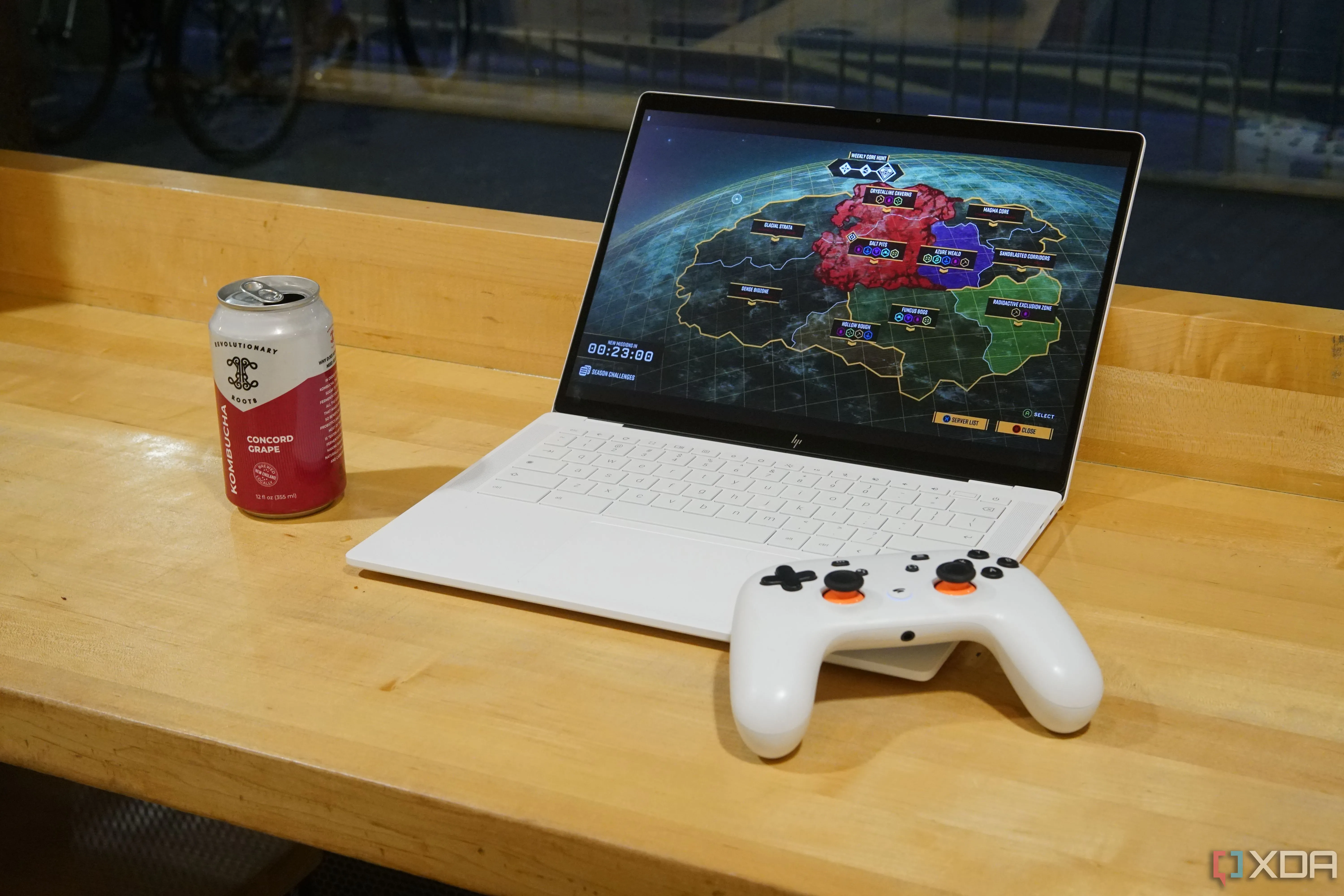 Người dùng chơi game Deep Rock Galactic trên Chromebook