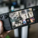 Người dùng đang cầm chiếc Steam Deck chơi game