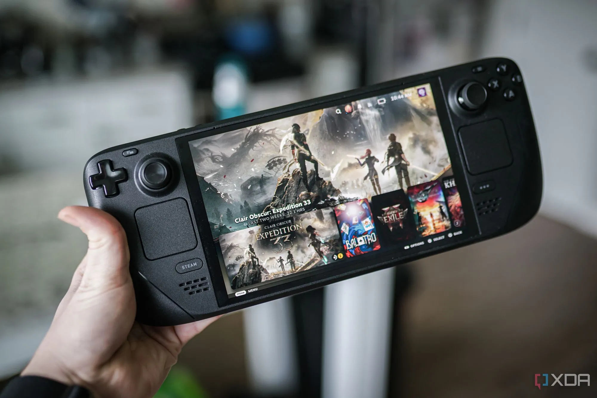 Người dùng đang cầm chiếc Steam Deck chơi game