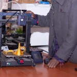 Người dùng đang in 3D trên máy Anycubic, minh họa trải nghiệm in 3D thực tế