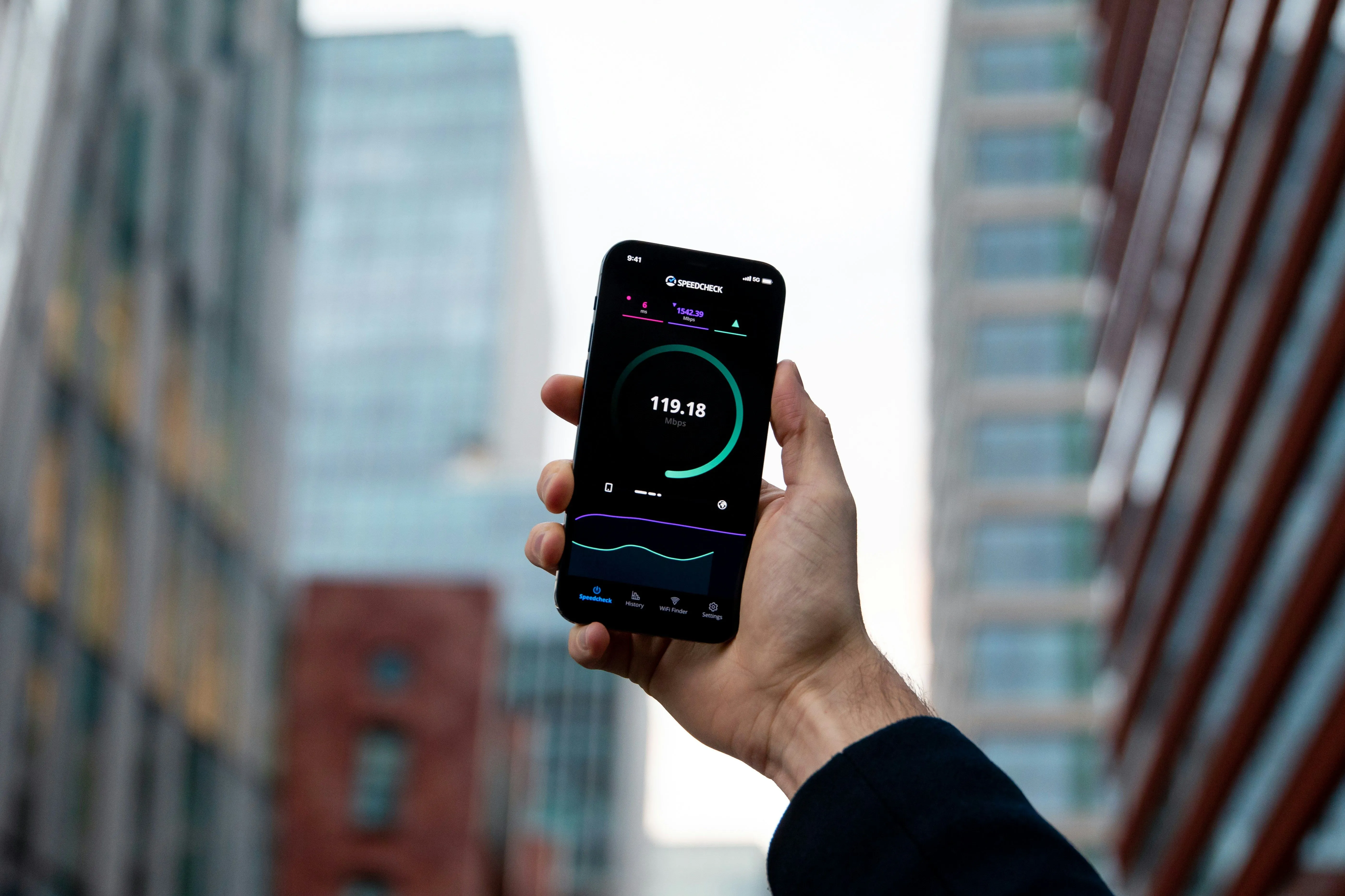 Người dùng đang kiểm tra tốc độ mạng Wi-Fi trên điện thoại thông minh, minh họa hiệu suất thực tế của router cũ.