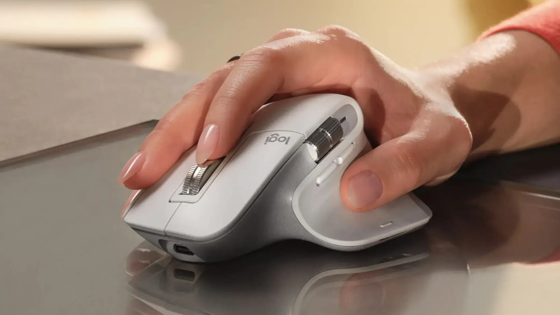 Người dùng đang thao tác với chuột Logitech MX Master 3S trên bàn làm việc