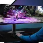 Người dùng đang trải nghiệm màn hình Samsung Odyssey QD-OLED 49 inch siêu rộng