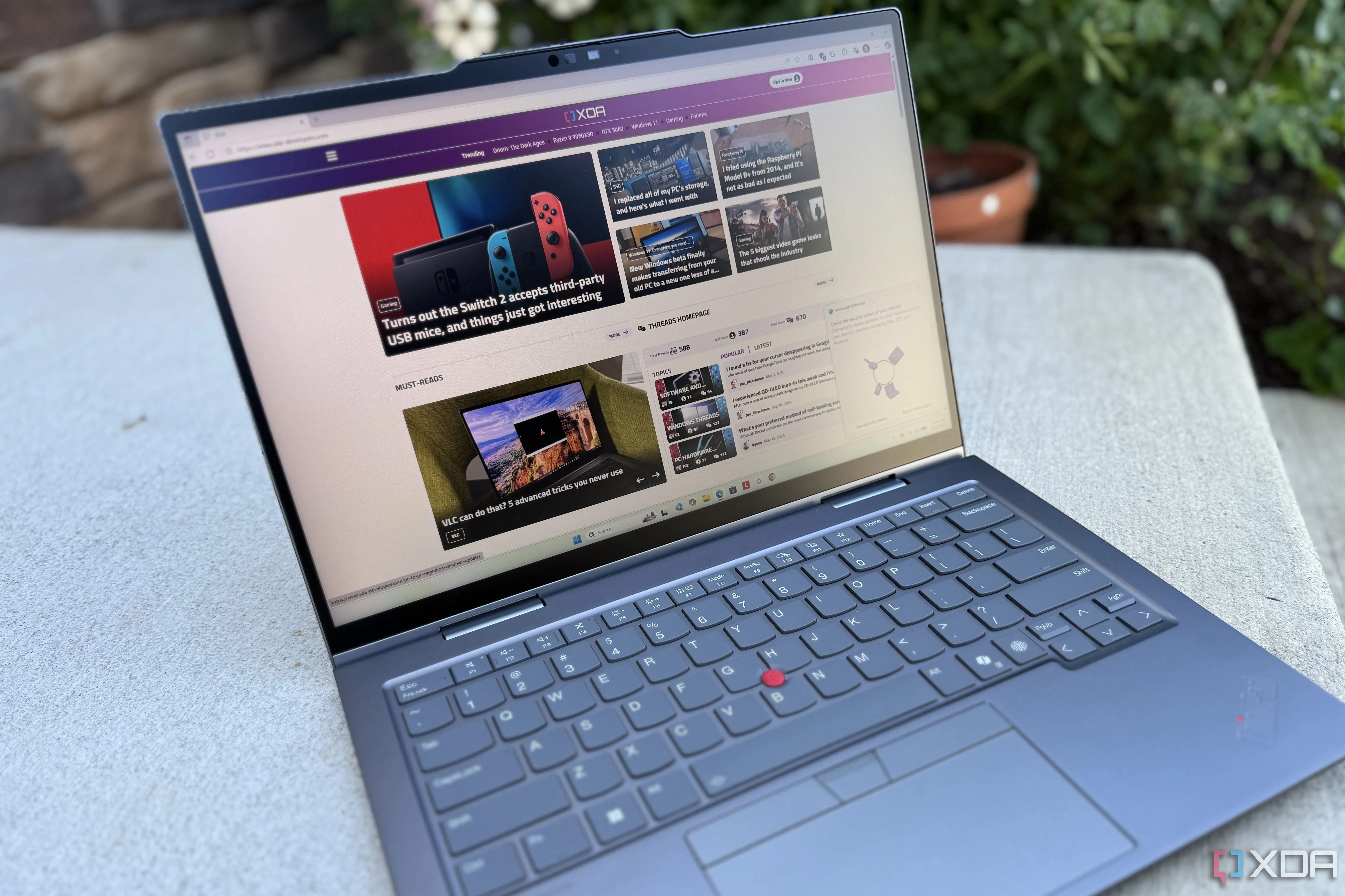 Người dùng đang trải nghiệm trang web XDA trên thiết bị ThinkPad X1 2-trong-1, minh họa tầm quan trọng của nội dung được phân phối hiệu quả