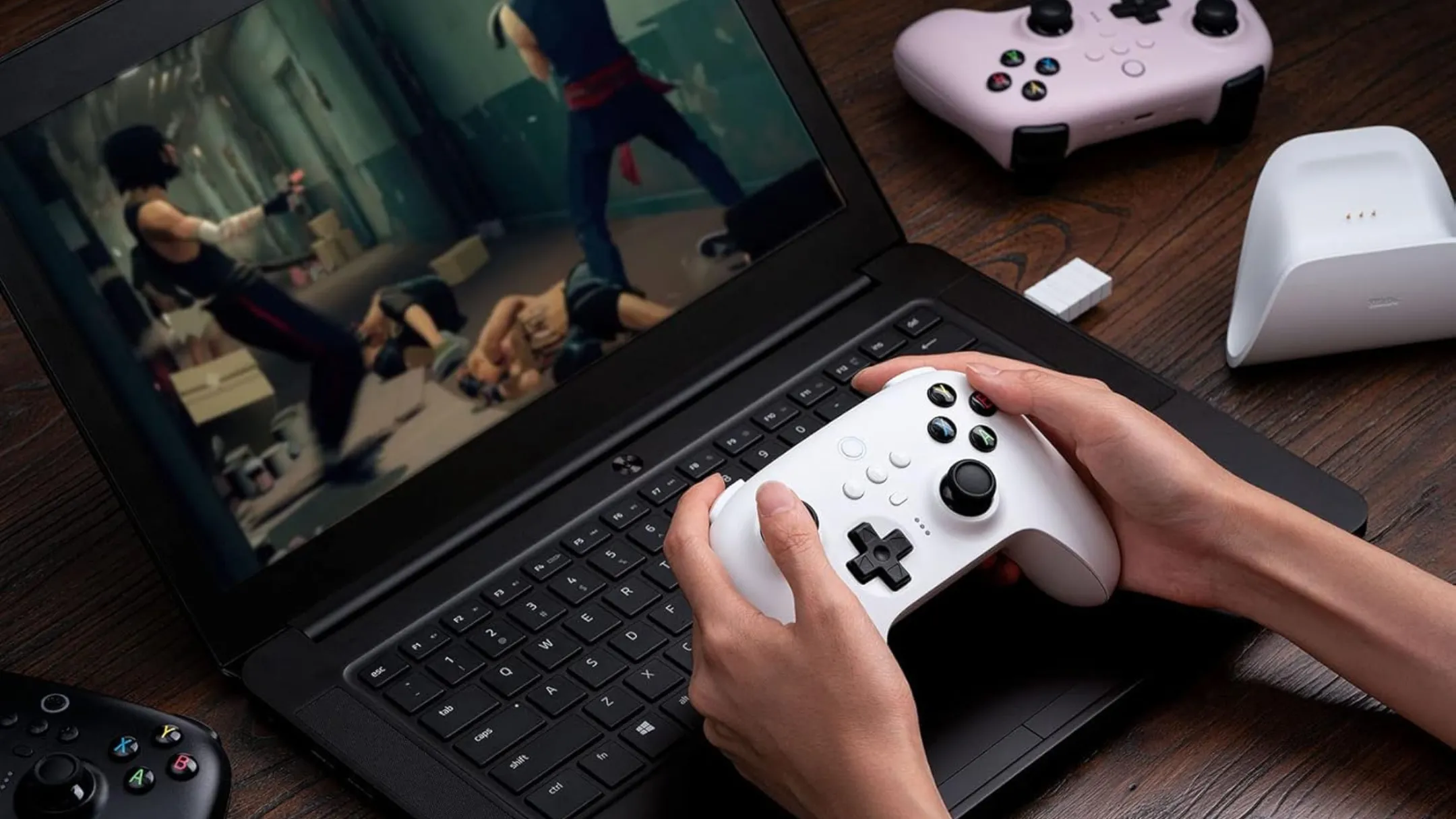 Người dùng trải nghiệm chơi game mượt mà với tay cầm 8BitDo Ultimate Wireless trên laptop.
