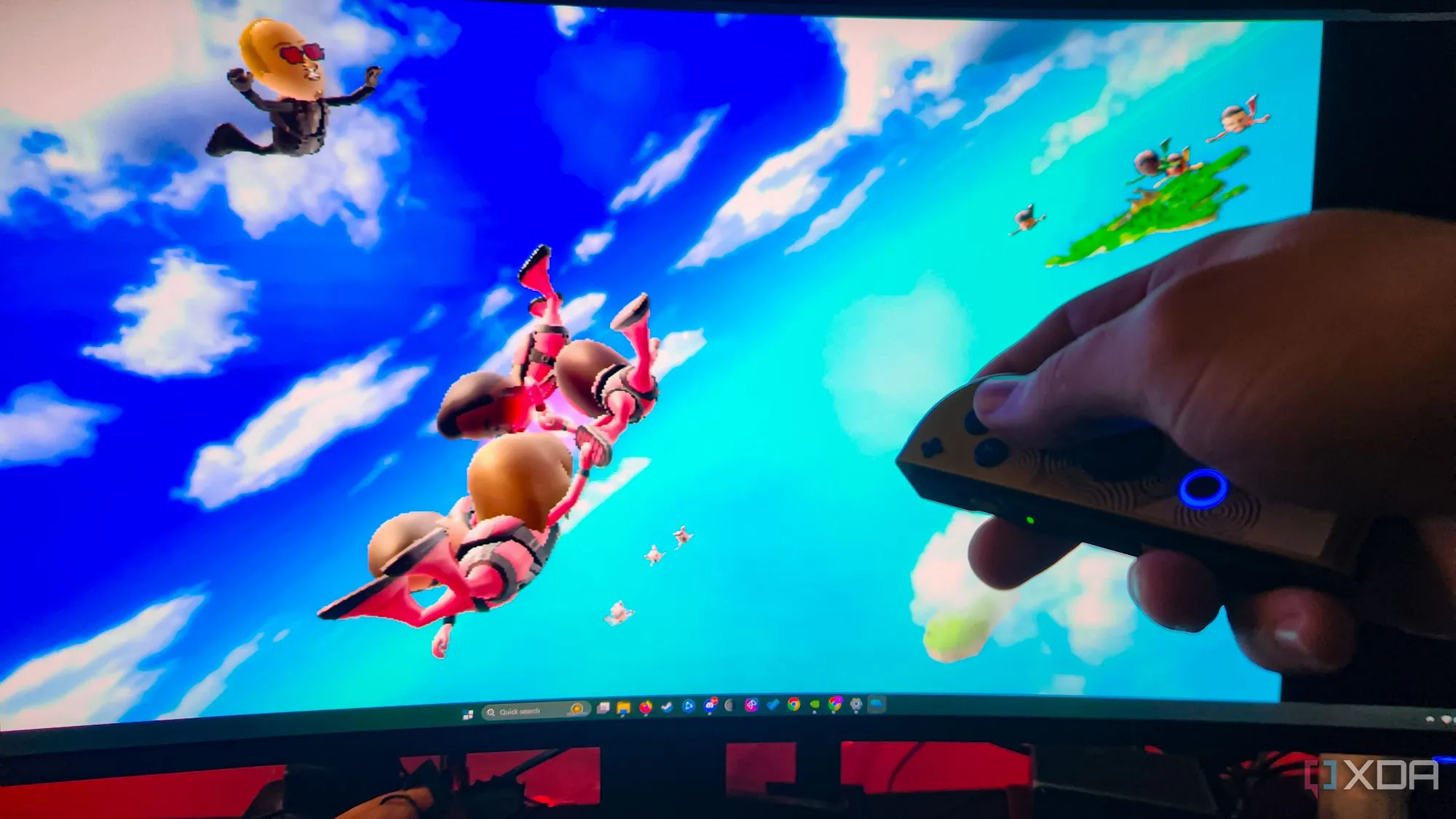 Người dùng trải nghiệm chơi game PC thoải mái với Joy-Cons khi nằm dài trên sofa