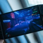 Người dùng trải nghiệm Cyberpunk 2077 trên thiết bị chơi game cầm tay Lenovo Legion Go với hiệu suất tối ưu