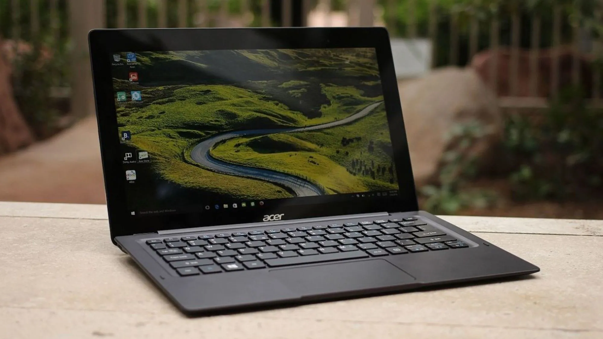 Người dùng trải nghiệm khó khăn với màn hình nhỏ và bàn phím chật hẹp của netbook