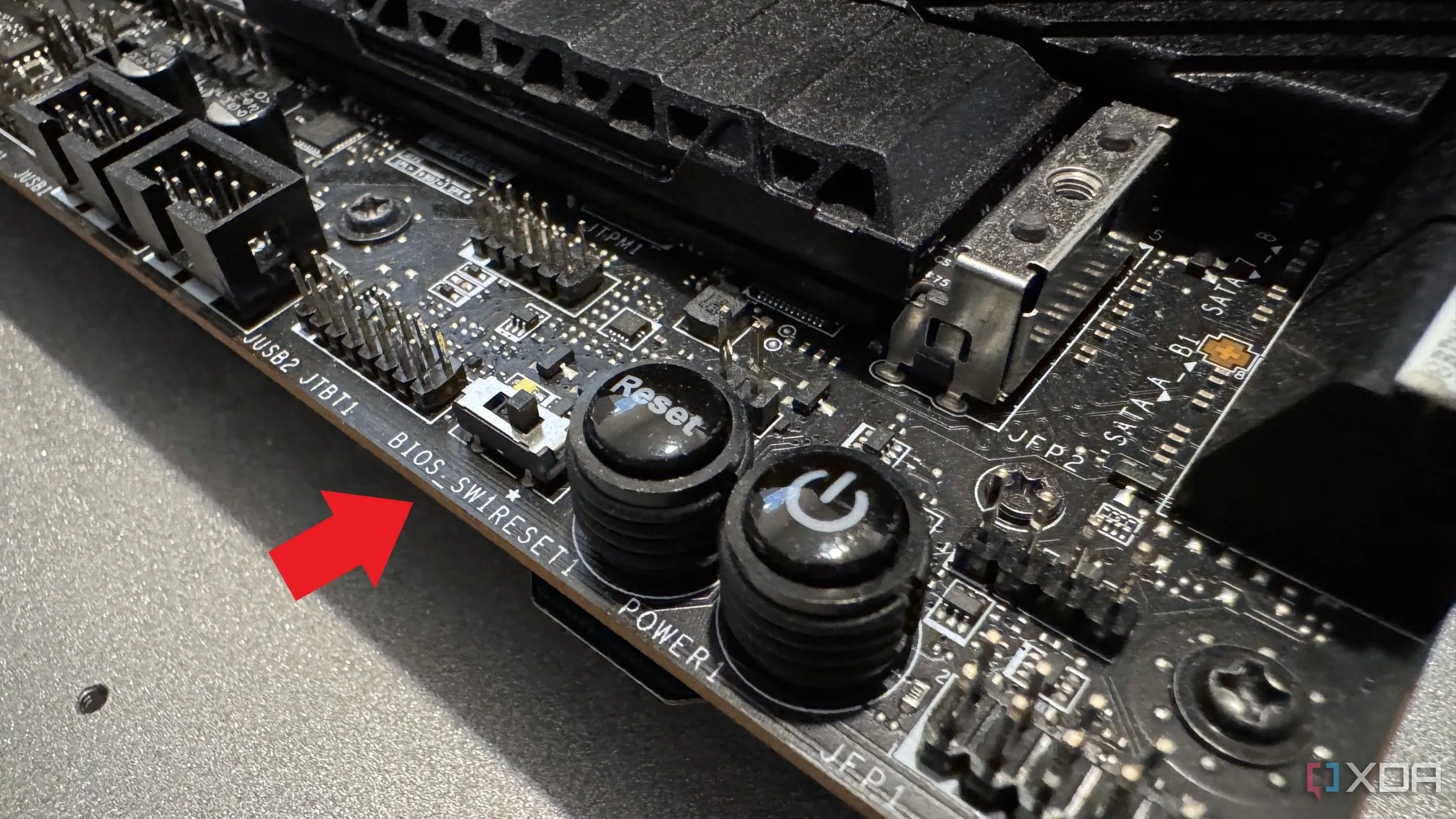Nút nguồn và reset tiện lợi trên bo mạch chủ MSI Z690 Unify-X