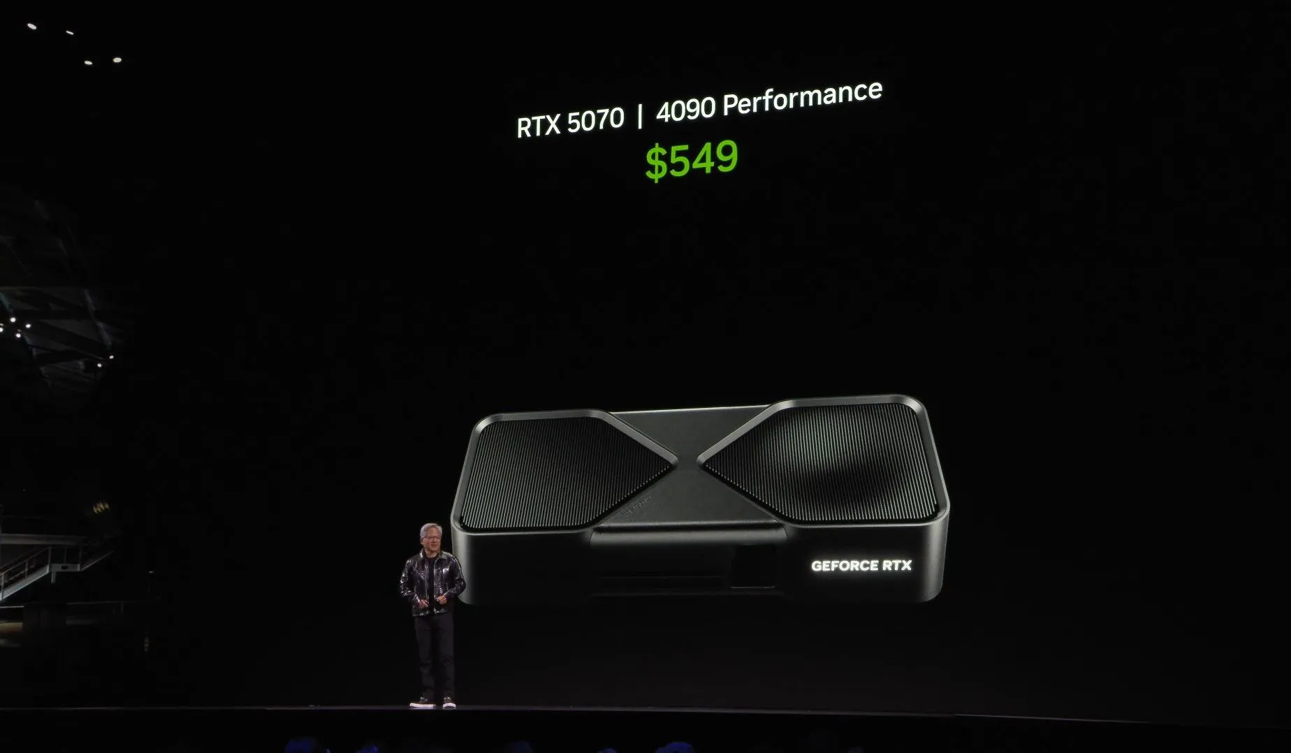 NVIDIA giới thiệu card đồ họa RTX 5070 tại sự kiện CES 2025, cho thấy xu hướng phát triển thị trường GPU