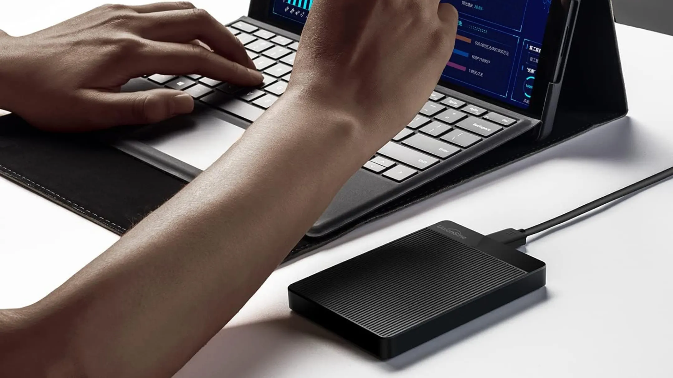Ổ cứng di động UnionSine 1TB kết nối với laptop