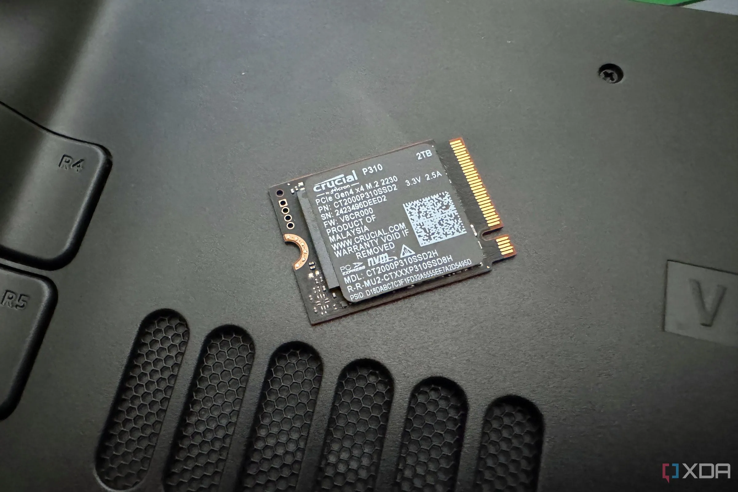 Ổ cứng SSD Crucial P310 được lắp đặt trên bo mạch chủ của Steam Deck, minh họa khả năng nâng cấp lưu trữ và linh hoạt cho các máy chơi game tự chế.