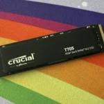 Ổ cứng SSD Crucial T705 Gen5 NVMe trên bàn di chuột cầu vồng, minh họa tốc độ cao