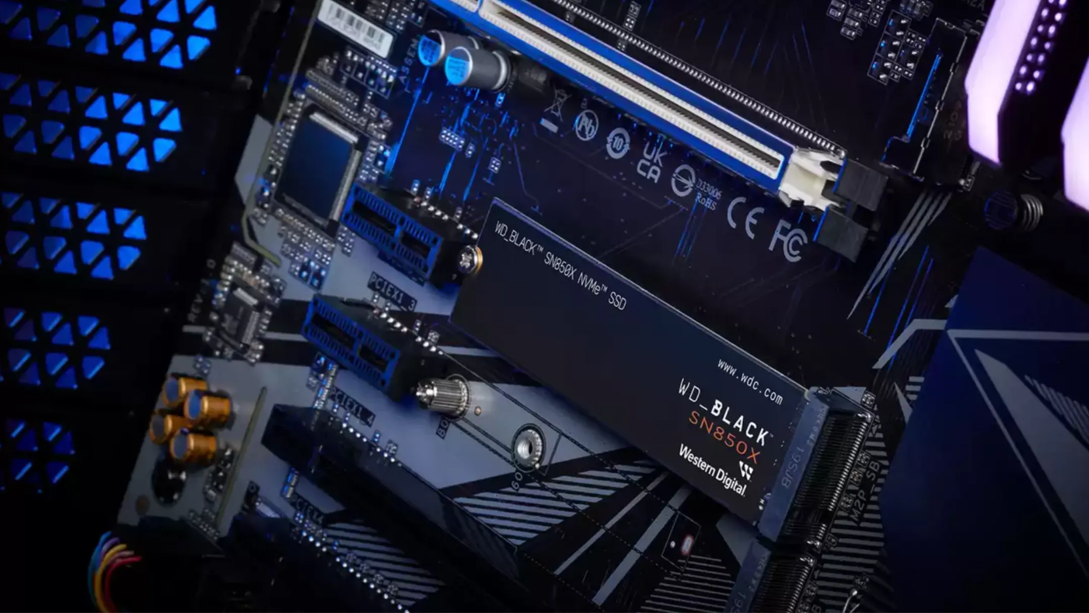 Ổ cứng SSD WD_BLACK SN850X NVMe 8TB được gắn vào bo mạch chủ để tối ưu hiệu năng