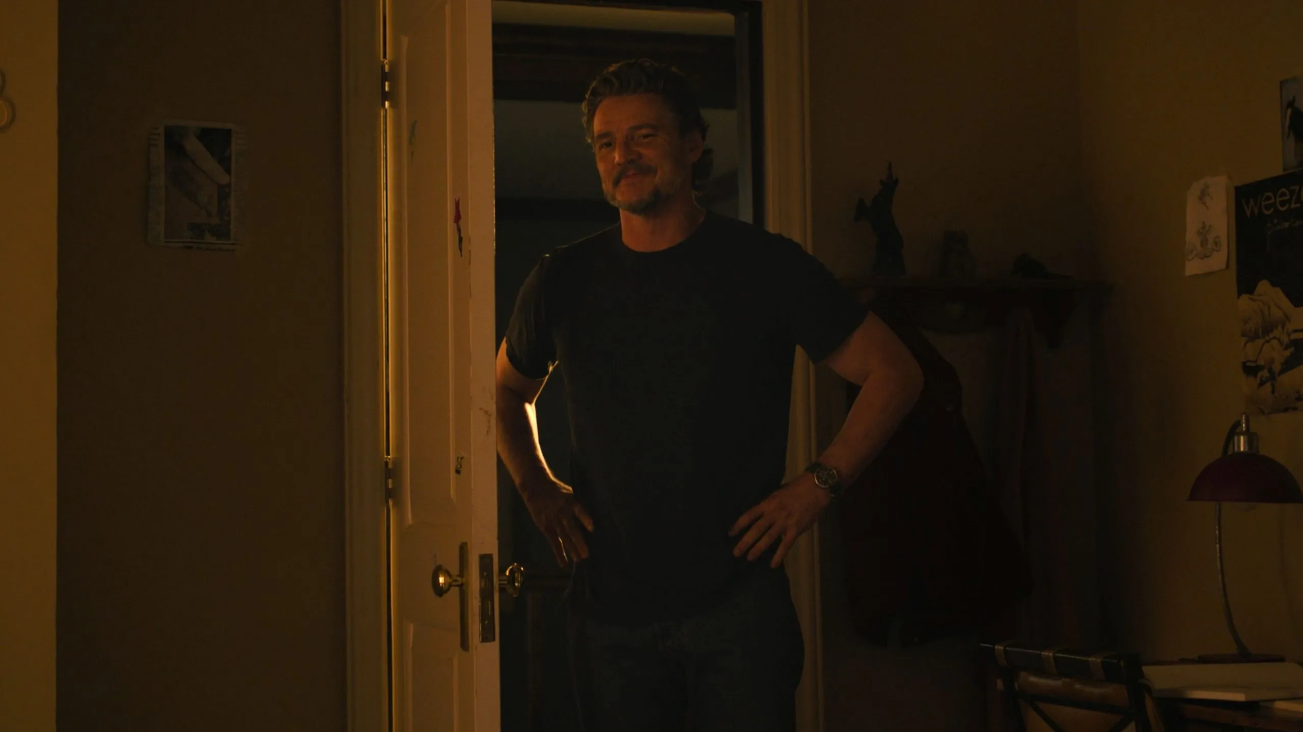 Pedro Pascal trong vai Joel với nụ cười thân thiện trong cảnh hồi ức của The Last of Us Season 2 Tập 5