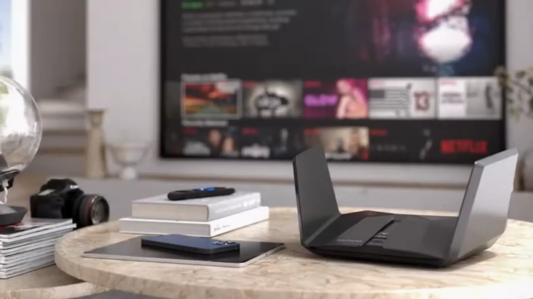 Router Netgear Nighthawk RAXE500 đặt trên bàn, minh họa kích thước và cổng kết nối