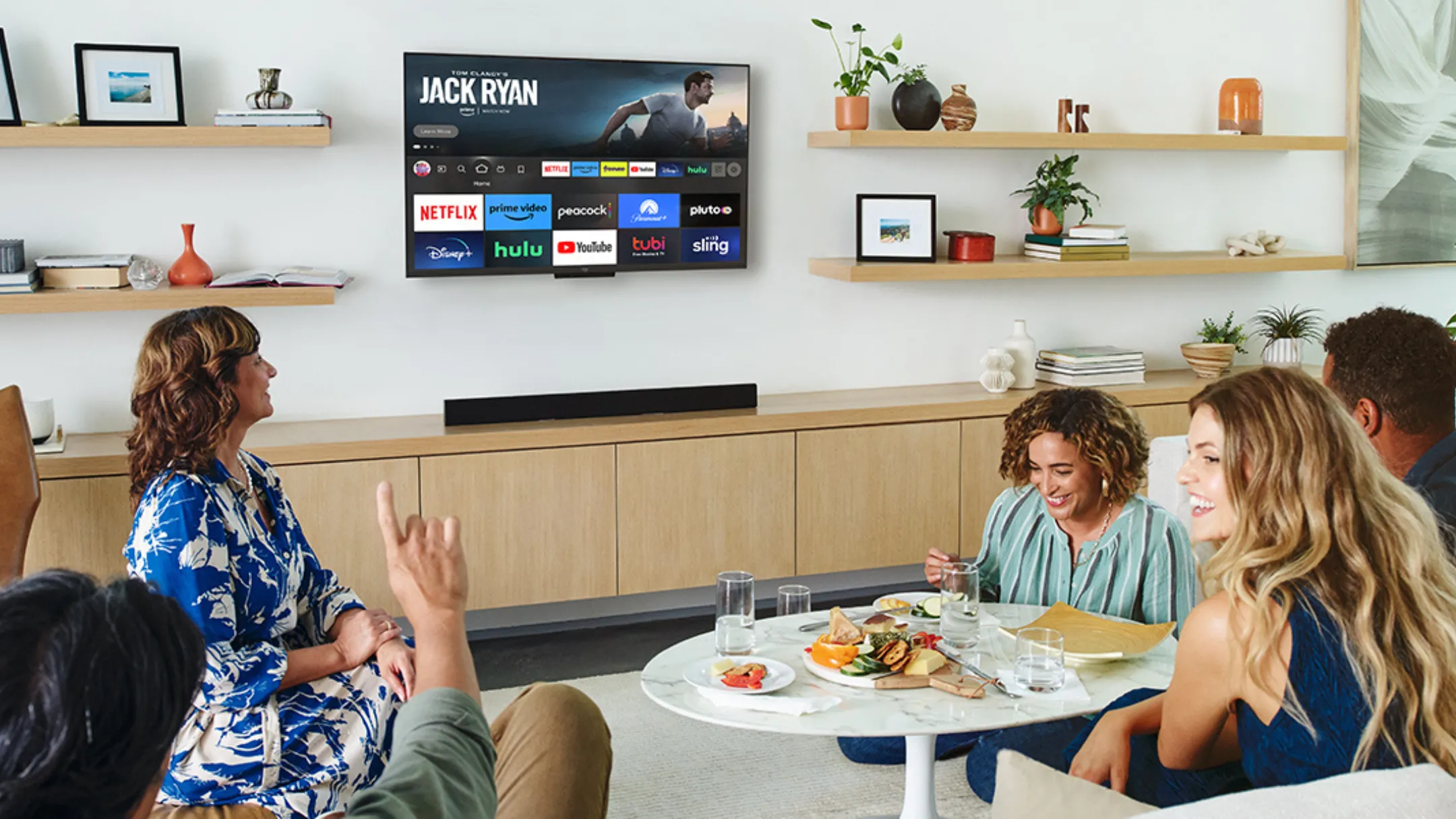 Smart TV Insignia 75 inch F50 Series hiển thị hình ảnh phim