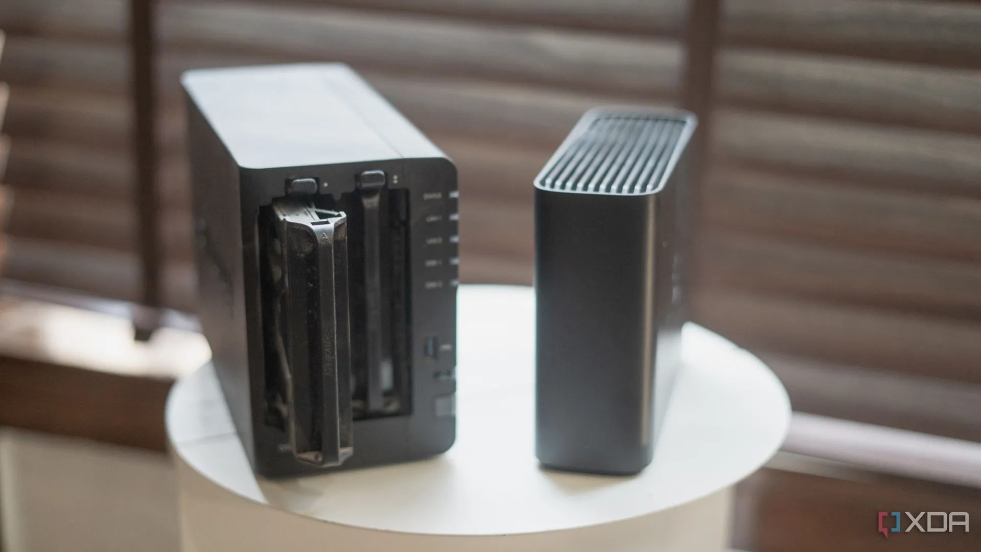 So sánh Synology Beestation và khay ổ cứng NAS riêng lẻ đặt trên bàn làm việc
