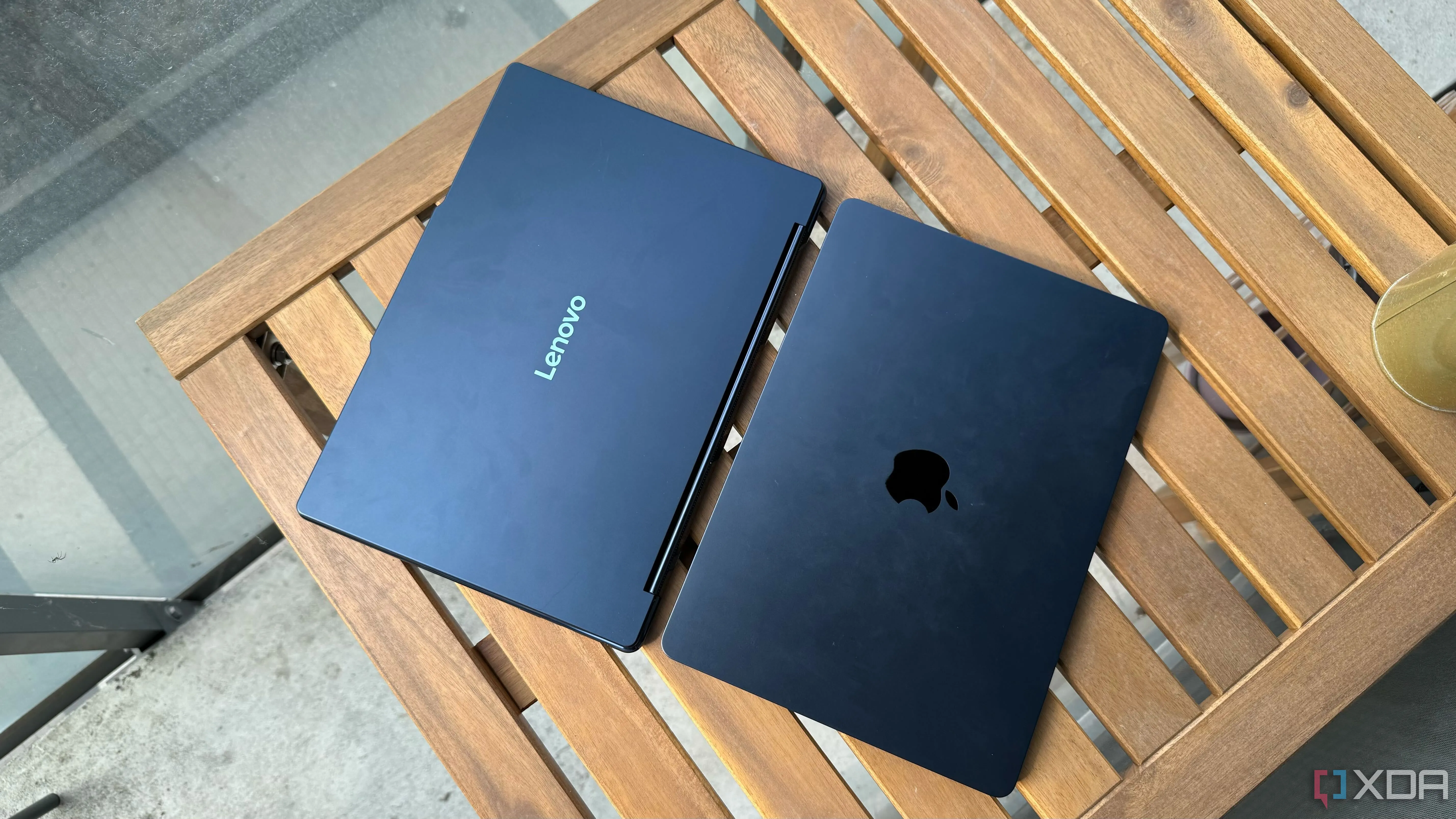 So sánh thiết kế và màu sắc giữa MacBook Air và Lenovo Yoga 9i (2025)