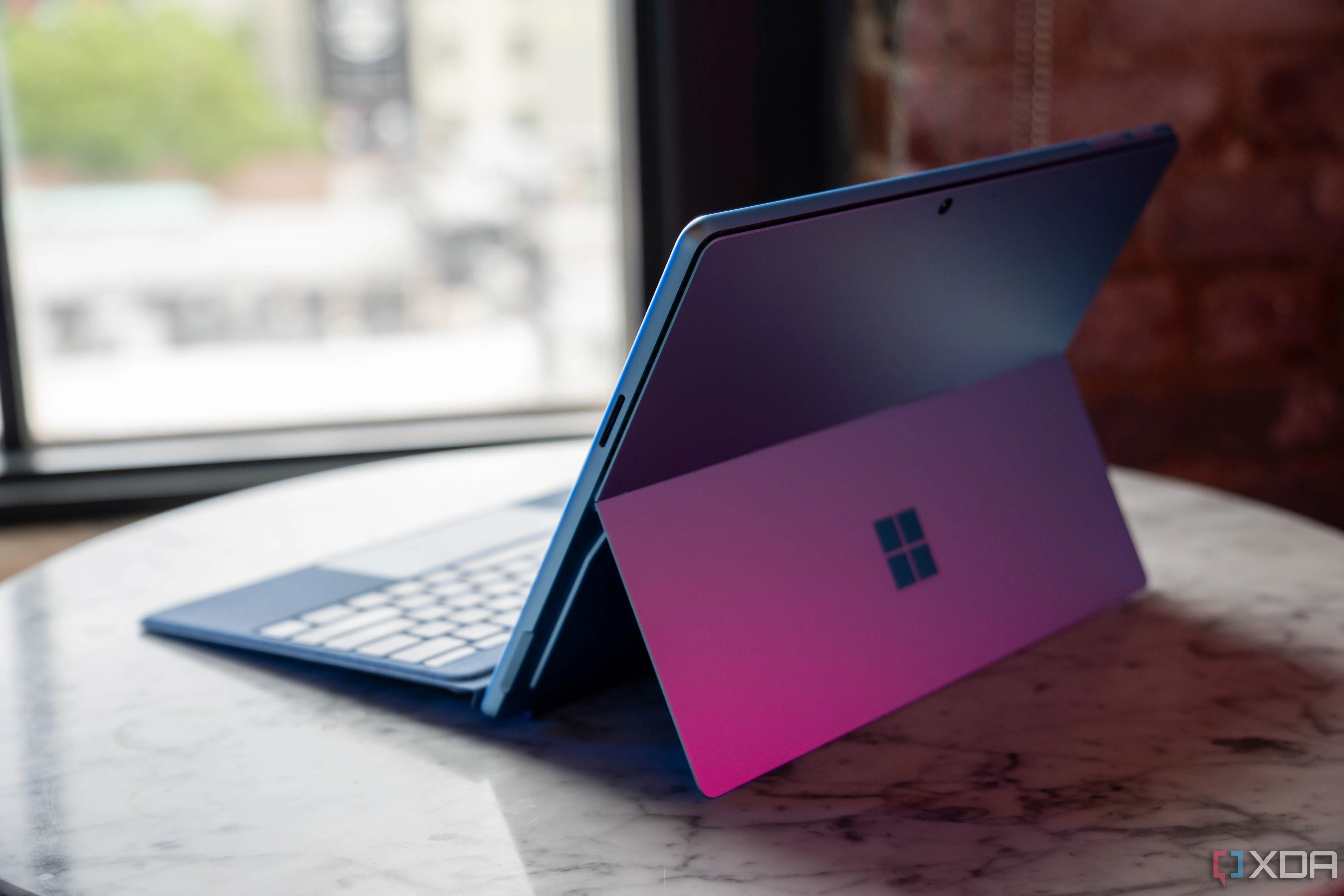 Surface Pro 11 được sử dụng trên bàn làm việc, nhấn mạnh tính linh hoạt của thiết bị, đồng thời cảnh báo về việc người dùng tại EU cần tự chuẩn bị củ sạc USB-C.