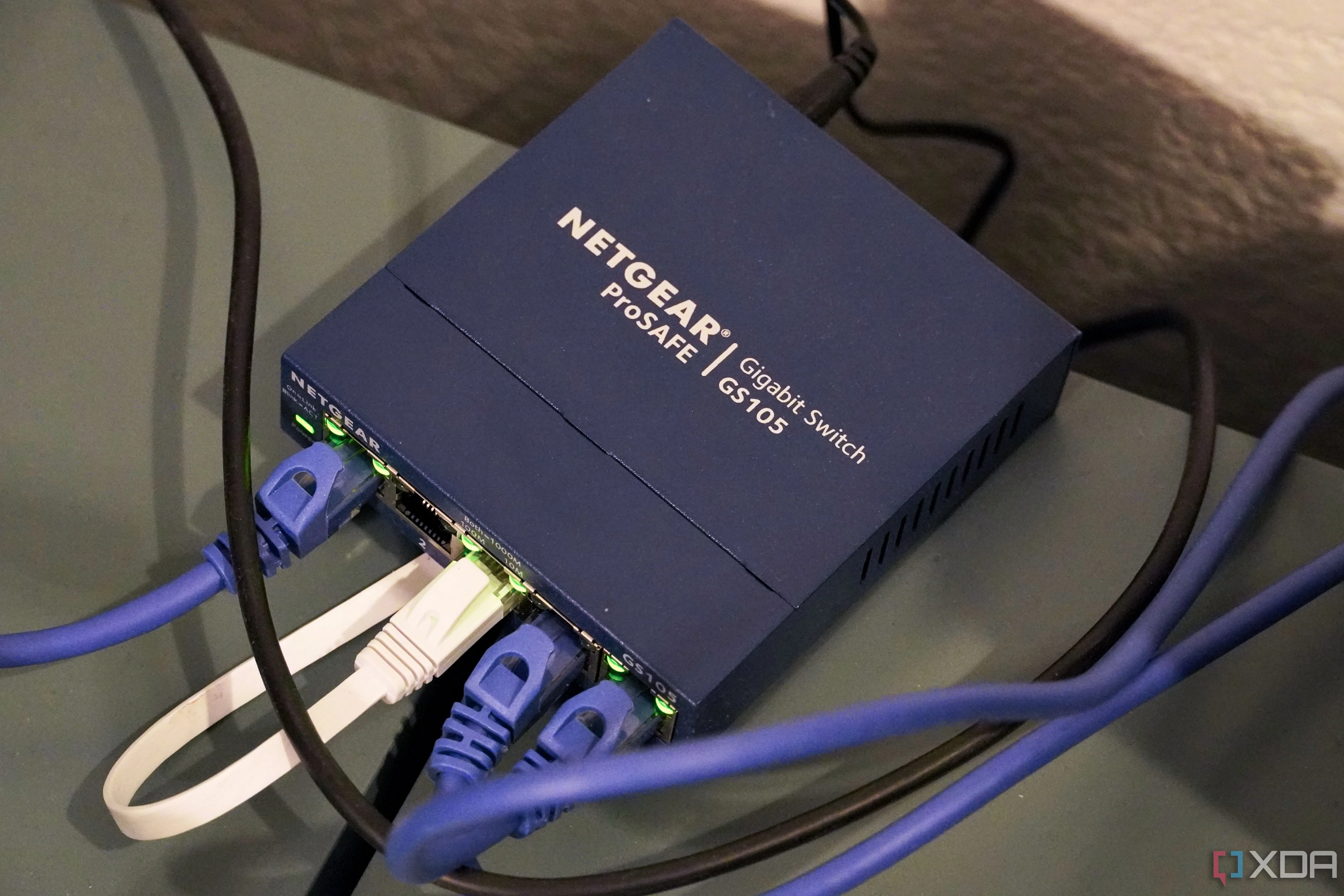 Switch Ethernet 5 cổng Netgear nhỏ gọn, minh họa thiết bị mạng cơ bản